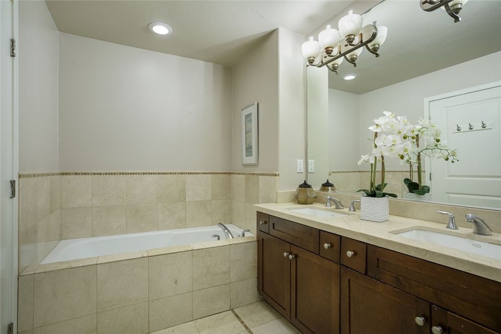 Image 16 of property listing at 11115 Acama 207, Studio City, CA 91602
