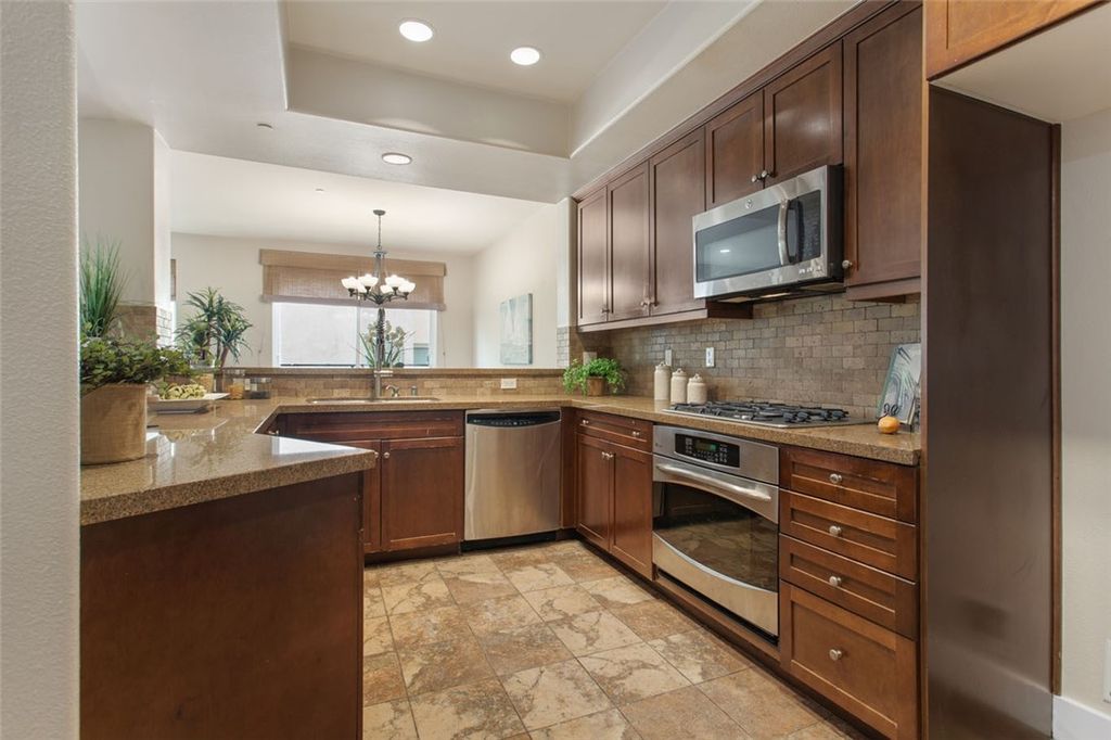 Image 6 of property listing at 11115 Acama 207, Studio City, CA 91602