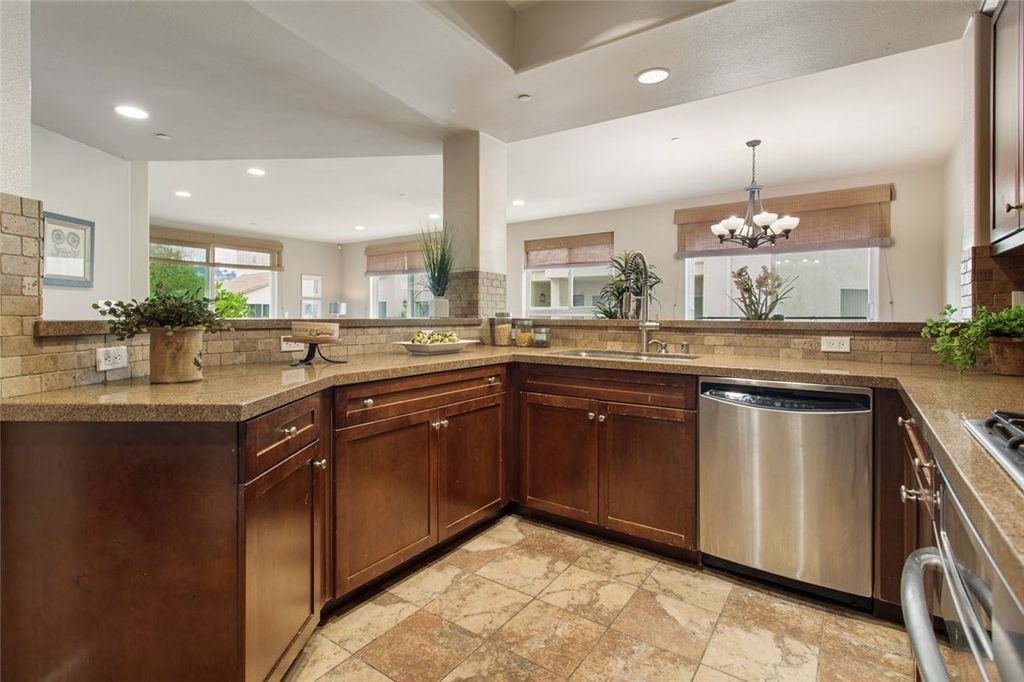 Image 7 of property listing at 11115 Acama 207, Studio City, CA 91602