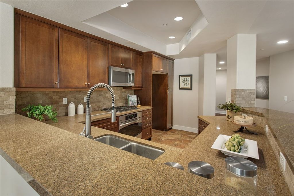 Image 8 of property listing at 11115 Acama 207, Studio City, CA 91602