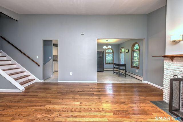 21 McDermott Circle, Hamden, CT 06518