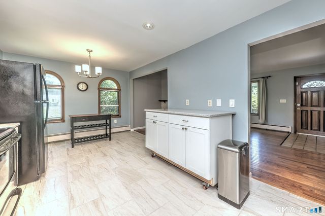 21 McDermott Circle, Hamden, CT 06518