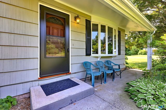 21 McDermott Circle, Hamden, CT 06518