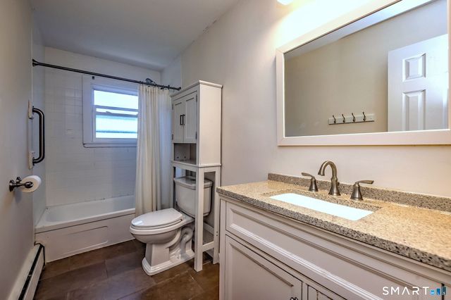 21 McDermott Circle, Hamden, CT 06518