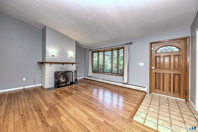 21 McDermott Circle, Hamden, CT 06518