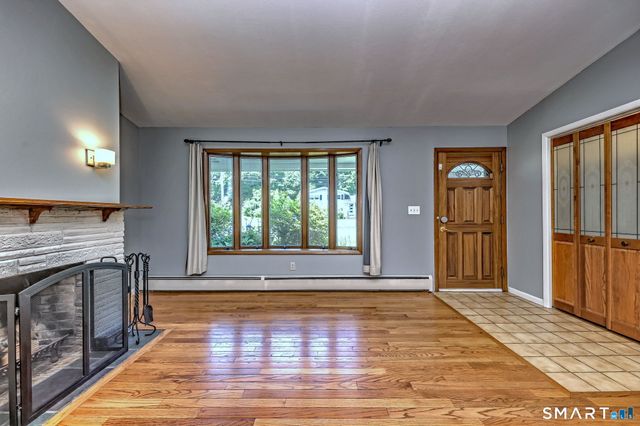 21 McDermott Circle, Hamden, CT 06518