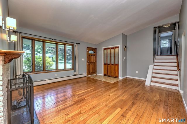 21 McDermott Circle, Hamden, CT 06518