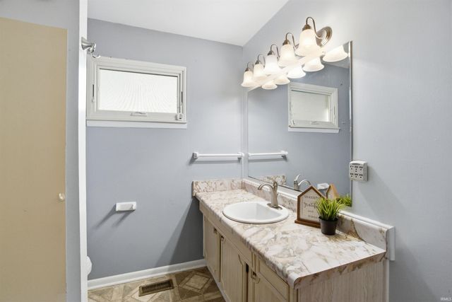 10080 E 500 S, Upland, IN 46989