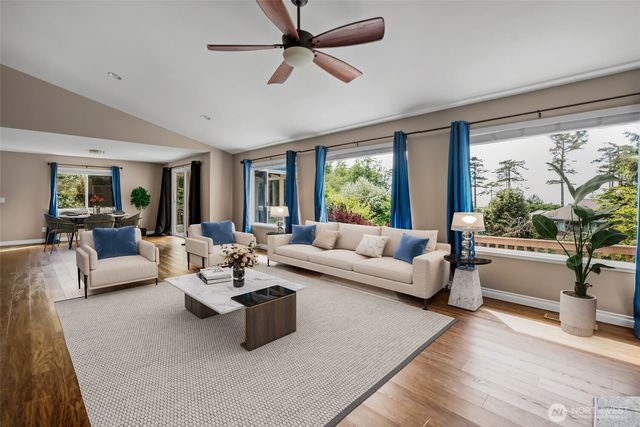 1433 Martha Way, Oak Harbor, WA 98277
