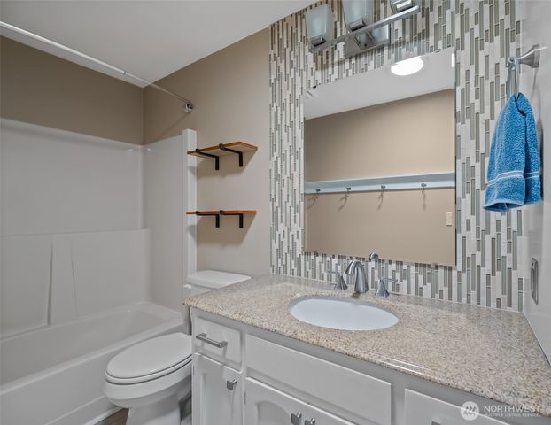 1433 Martha Way, Oak Harbor, WA 98277