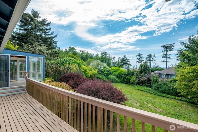 1433 Martha Way, Oak Harbor, WA 98277