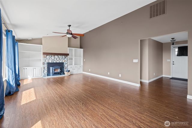 1433 Martha Way, Oak Harbor, WA 98277