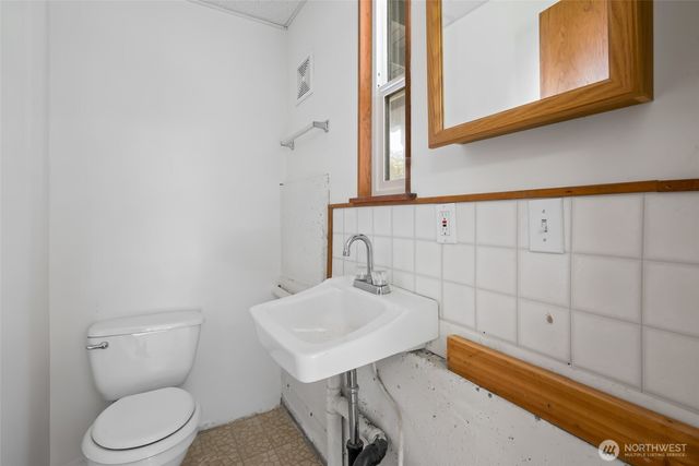 1433 Martha Way, Oak Harbor, WA 98277