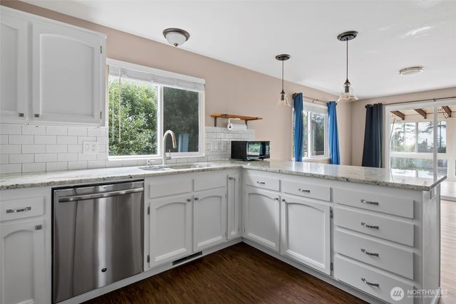 1433 Martha Way, Oak Harbor, WA 98277