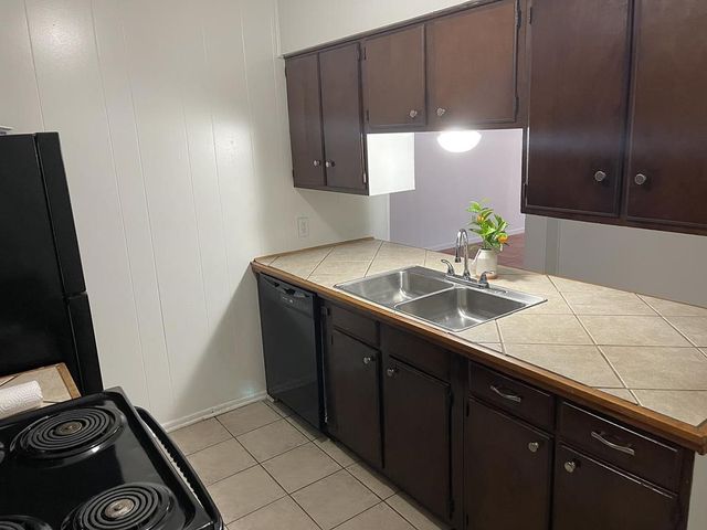 1403 Kingfisher Dr, Beeville, TX 78102