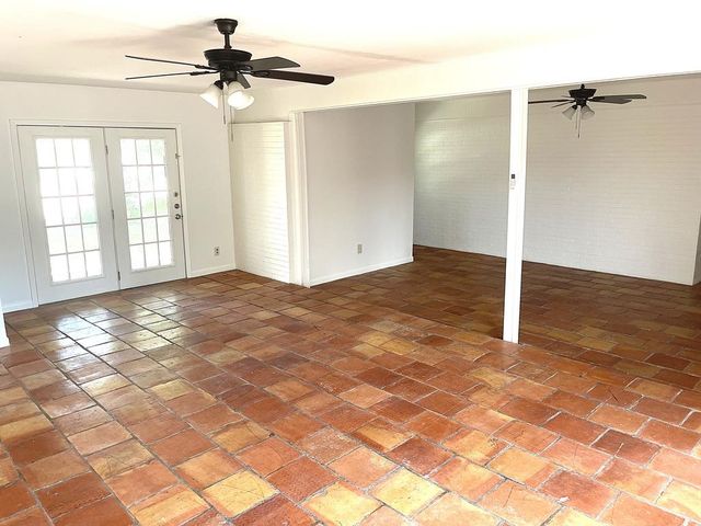 1403 Kingfisher Dr, Beeville, TX 78102