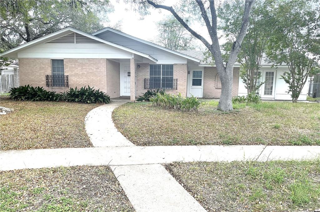 1403 Kingfisher Dr, Beeville, TX 78102