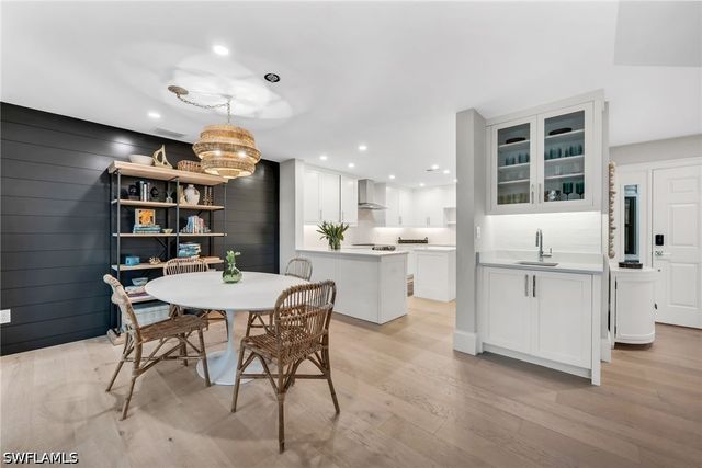 569 PARK SHORE DR G5, Naples, FL 34103