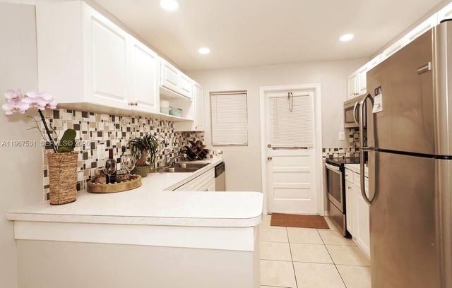 20 SE 12th St, Dania Beach, FL 33004