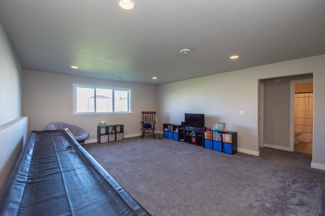 1050 Albert Drive W, West Fargo, ND 58078