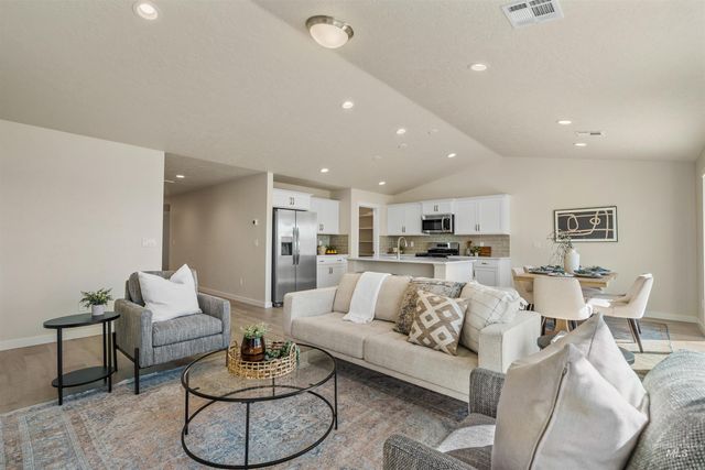 1810 Windhelm St, Caldwell, ID 83605