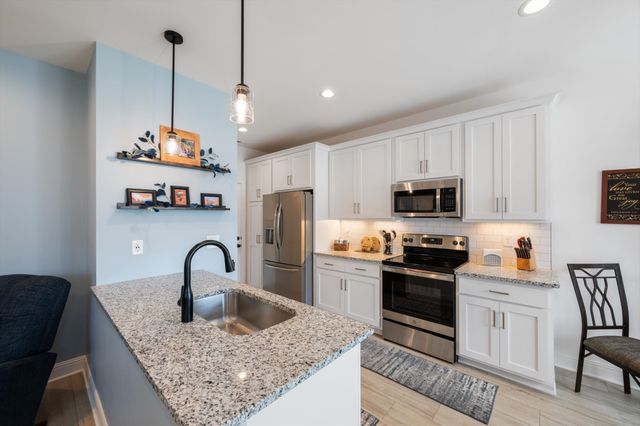 1077 Malinda Ln, Greenbrier, TN 37073