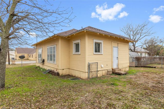 102 E FITZGERLD, Bangs, TX 76823