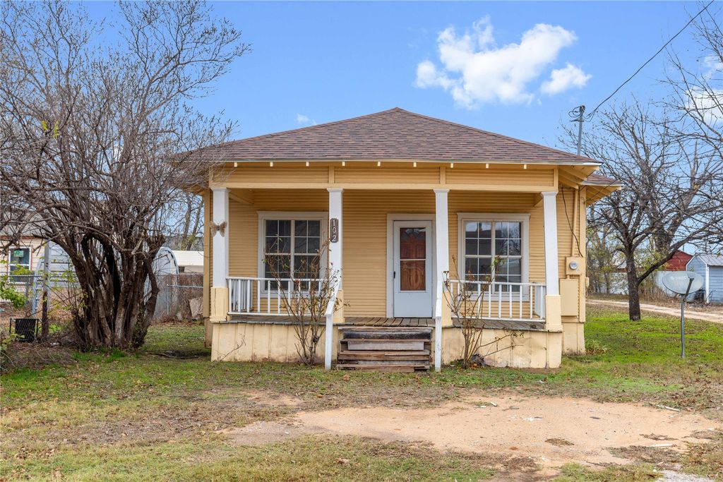 102 E FITZGERLD, Bangs, TX 76823