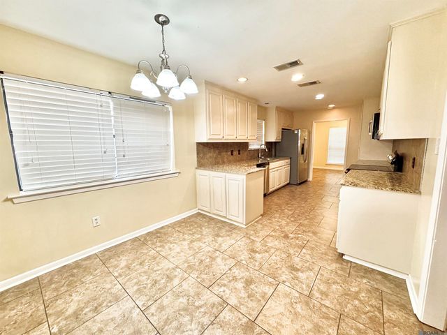 1323 Tamari Dr, Baton Rouge, LA 70815