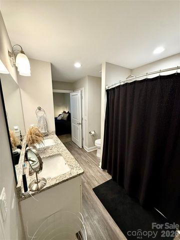 1946 11th Avenue NE, Hickory, NC 28601