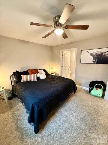 1946 11th Avenue NE, Hickory, NC 28601