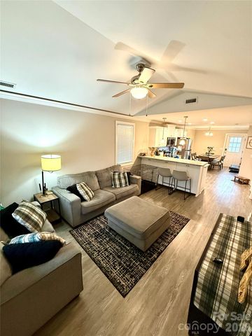 1946 11th Avenue NE, Hickory, NC 28601