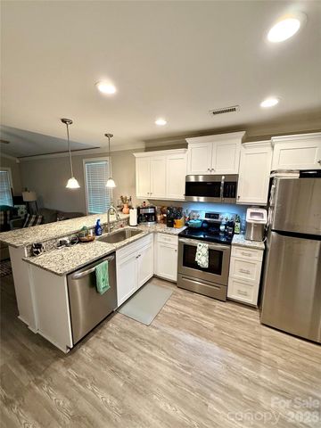 1946 11th Avenue NE, Hickory, NC 28601