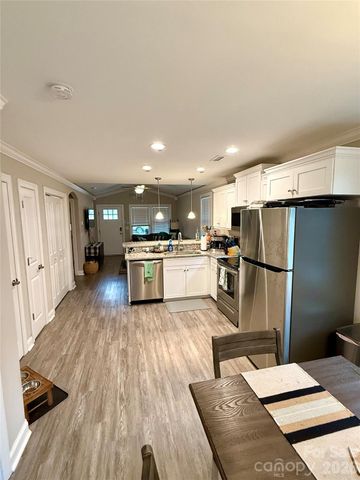 1946 11th Avenue NE, Hickory, NC 28601