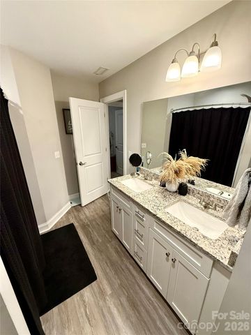 1946 11th Avenue NE, Hickory, NC 28601