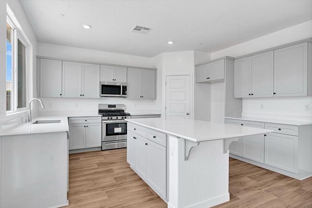 5963 W Laguna Avenue, Fresno, CA 93722