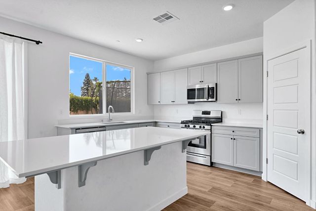 5963 W Laguna Avenue, Fresno, CA 93722