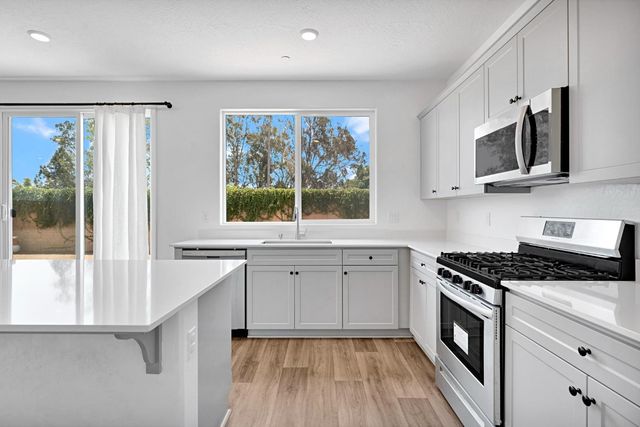 5963 W Laguna Avenue, Fresno, CA 93722