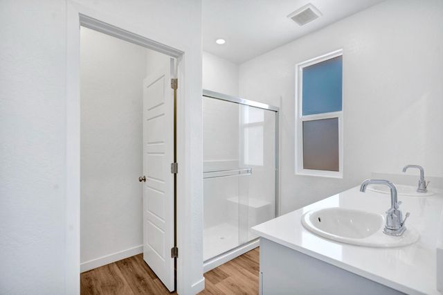 5963 W Laguna Avenue, Fresno, CA 93722