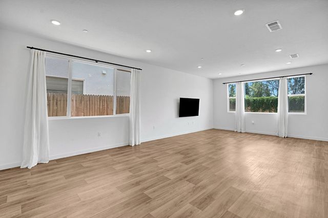 5963 W Laguna Avenue, Fresno, CA 93722