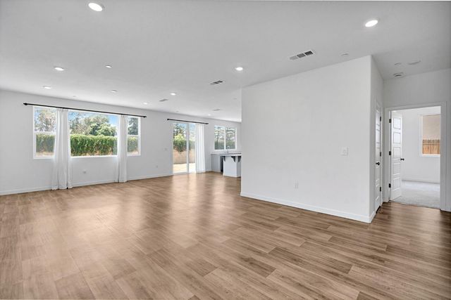 5963 W Laguna Avenue, Fresno, CA 93722