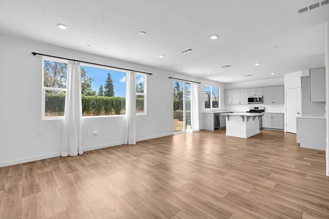 5963 W Laguna Avenue, Fresno, CA 93722