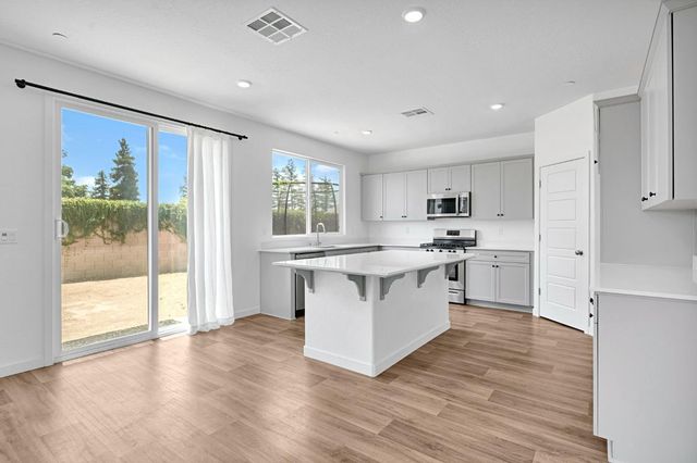 5963 W Laguna Avenue, Fresno, CA 93722