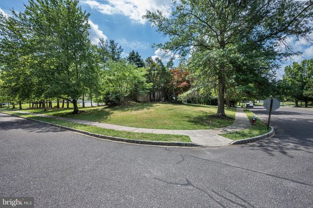 1 MALLARD DR, Mount Laurel, NJ 08054