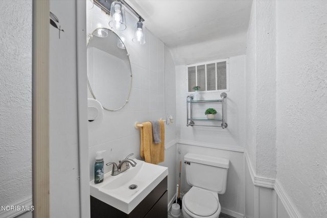 1805 Tremainsville Road, Toledo, OH 43613