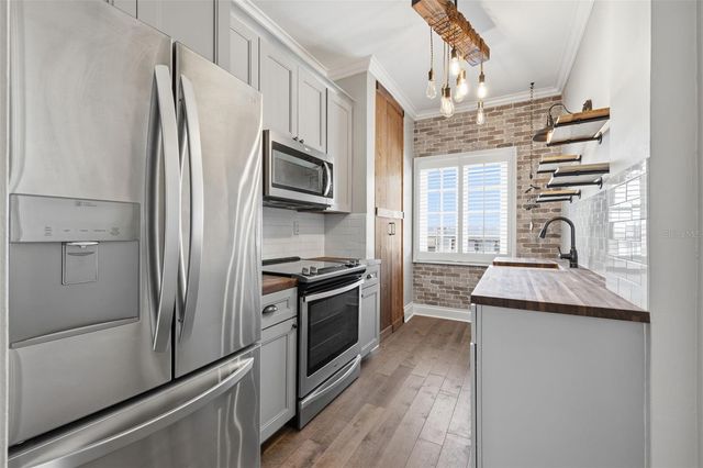 2117 W DEKLE AVENUE I1, Tampa, FL 33606