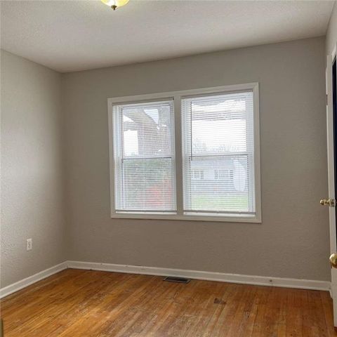 300 9th Street, Warrensburg, MO 64093