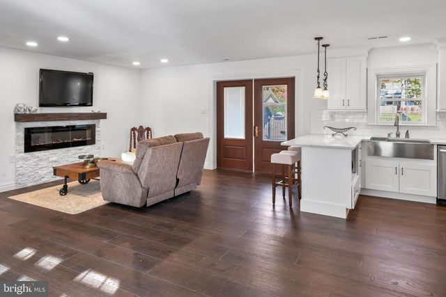 367 HARTFORD RD, Mount Laurel, NJ 08054