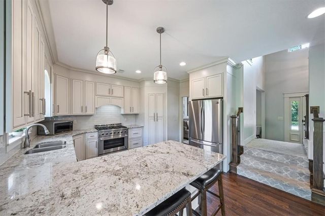 13768 Lookout Drive, Kansas City, MO 64139