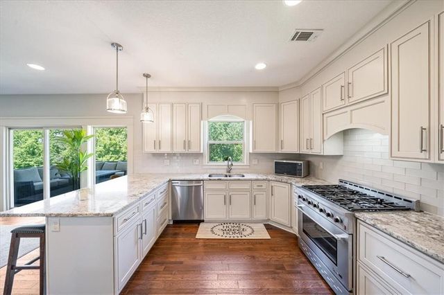 13768 Lookout Drive, Kansas City, MO 64139